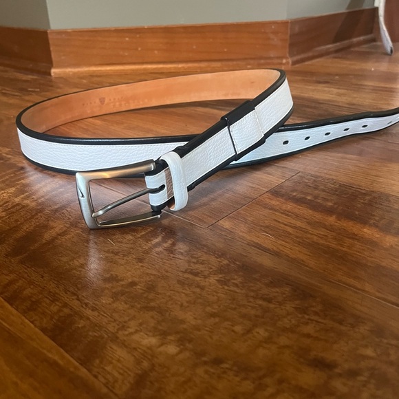 White with Black Trim Nike Belt - Picture 1 of 2